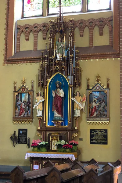 Tarnow, Polonya - 01 Nisan 2014: Kutsal Aile Gotik Katolik Kilisesi'nin iç