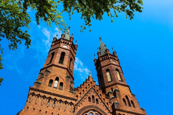Tarnow, Polonya - 01 Nisan 2014: Kutsal Aile Gotik Katolik Kilisesi'nin dış