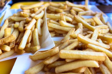 Kağıt tabakta bir seçici odak patates kızartması