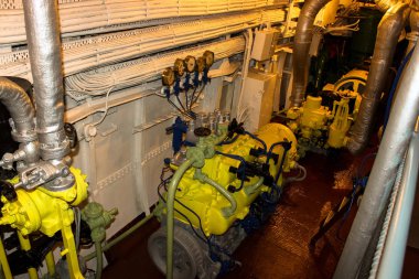 Gdynia, Polonya - 4 Mayıs 2014: Makine dairesi Polonyalı savaş gemisi Müzesi savaş gemisi yok edici 