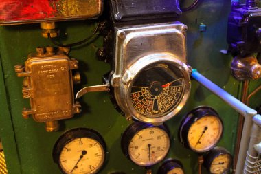 Gdynia, Polonya - 4 Mayıs 2014: Makine dairesi Polonyalı savaş gemisi Müzesi savaş gemisi yok edici 