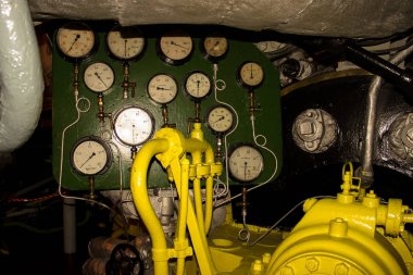 Gdynia, Polonya - 4 Mayıs 2014: Makine dairesi Polonyalı savaş gemisi Müzesi savaş gemisi yok edici 