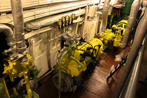 Gdynia, Polonya - 4 Mayıs 2014: Makine dairesi Polonyalı savaş gemisi Müzesi savaş gemisi yok edici 