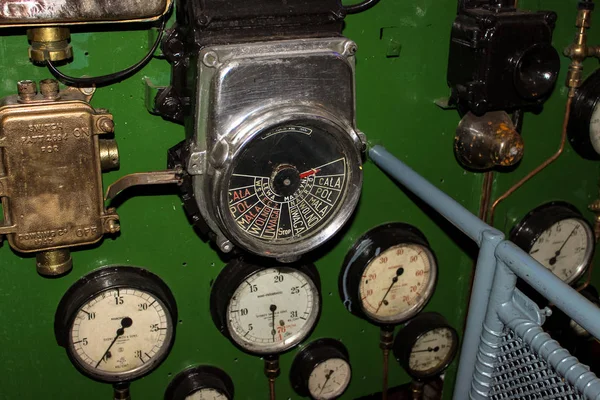 Gdynia, Polonya - 4 Mayıs 2014: Makine dairesi Polonyalı savaş gemisi Müzesi savaş gemisi yok edici 