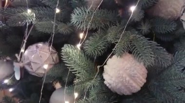 Noel süsler ve Noel ağacı ışıkları