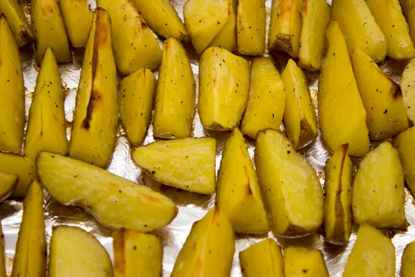 Gepofte Aardappel Partjes Met Kruiden Zijn Klaar Eten Zelfgemaakte Aardappel — Stockfoto