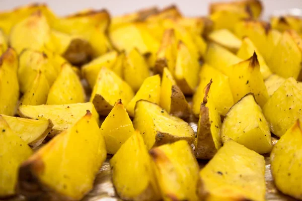 Gepofte Aardappel Partjes Met Kruiden Zijn Klaar Eten Zelfgemaakte Aardappel — Stockfoto