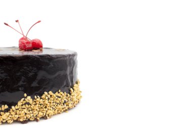 Lezzetli çikolatalı kek kiraz ve gevrek fındık, izole bir beyaz zemin üzerine dekore edilmiştir. Kopyalama alanı alanı ile pasta.