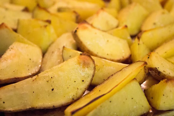 Gepofte Aardappel Partjes Met Kruiden Zijn Klaar Eten Zelfgemaakte Aardappel — Stockfoto