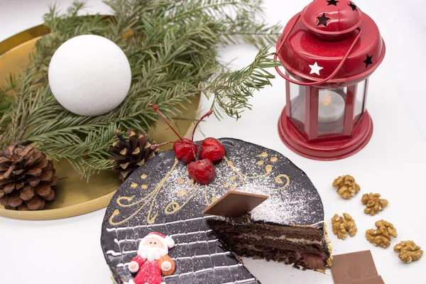 Deliziosa Torta Cioccolato Ciliegie Decorate Zucchero Santa Noci Croccanti Con — Foto Stock