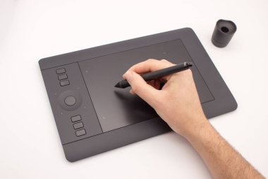 Bir adamın elini bir grafik tablet kalem çizer. Beyaz arka plan üzerinde izole görüntü.