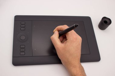 Bir adamın elini bir grafik tablet kalem çizer. Beyaz arka plan üzerinde izole görüntü.