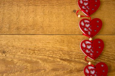 Eski ahşap arka plan dört kupa yapay iplik yapılmış. Kopyalama alanı alanı.