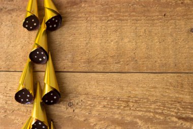 Eski ahşap zemin üzerine altın folyo sarılı lezzetli çikolatalı pralin