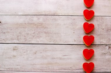 Ahşap arka plan üzerinde kırmızı jöle kalpler. Yer alan kopyalayın. Sevgililer günü kavramı.