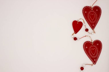 Beyaz zemin üzerine kırmızı kalpler. Sevgililer günü kavramı