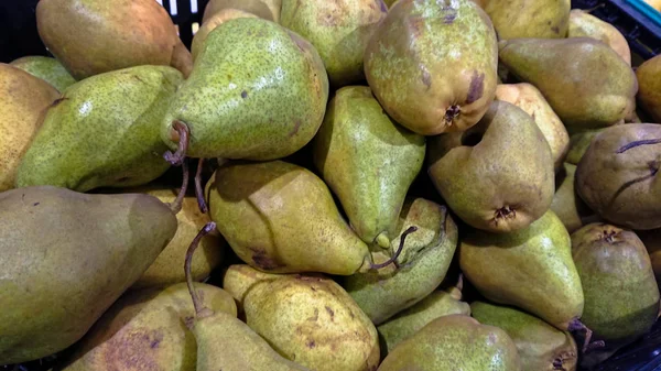 Poires vertes dans la boîte sur le comptoir — Photo