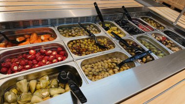 Zeytin salata barı ile muhteşem arka plan. Sağlıklı foo