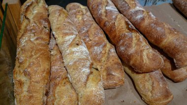 Rustik organik somun ekmek fırını sayaç üzerinde.