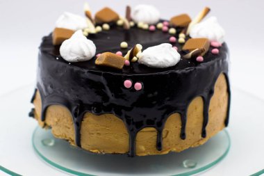 Hatmi, karamel, şeker ile ev yapımı çikolatalı kek