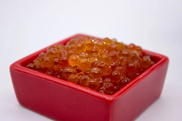 Caviar rojo de lujo en el tazón rojo. Comida foto concepto . — Foto de Stock