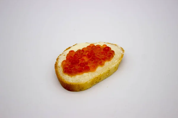 Caviar rojo sobre sándwiches sobre fondo blanco — Foto de Stock