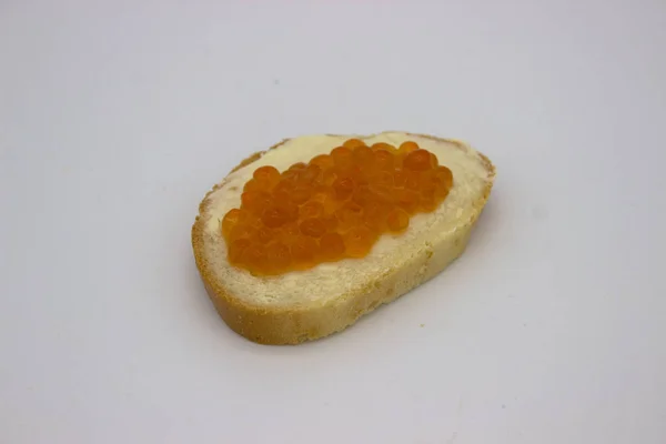 Caviar rojo sobre sándwiches sobre fondo blanco — Foto de Stock