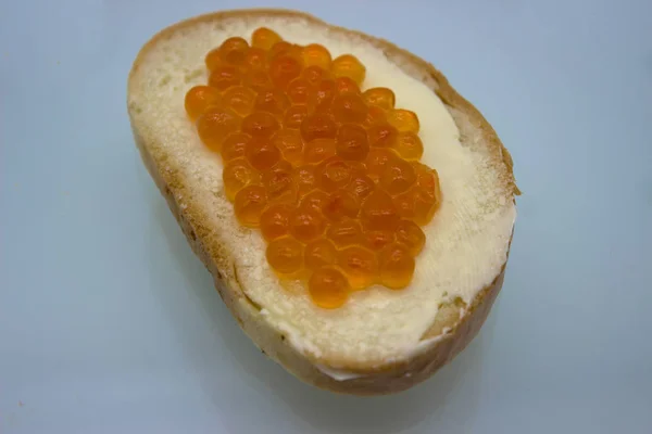 Röd kaviar på smörgåsar på den vita bakgrunden — Stockfoto