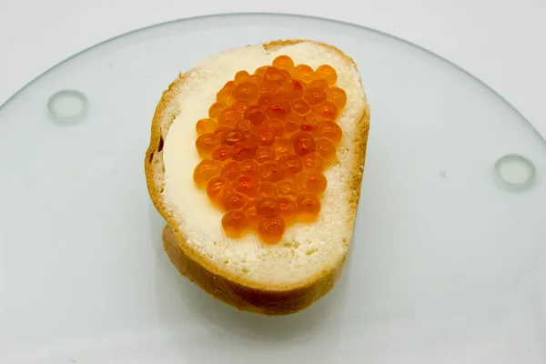 Caviar rojo sobre sándwiches sobre fondo blanco — Foto de Stock