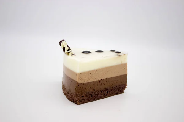 Шоколадный торт. Кусок торта из нескольких сортов шоколада — стоковое фото