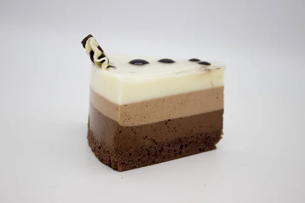 Pastel de chocolate. Un pedazo de pastel de varias variedades de chocolate — Foto de Stock
