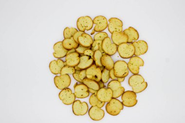 Rulo fırında. Beyaz arka plan üzerinde izole mini ekmek cips.