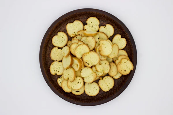 Rolos para assar. As batatas fritas na tigela castanha. Isolado em — Fotografia de Stock