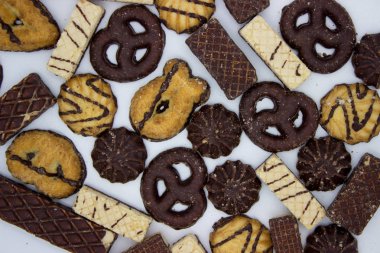 beyaz zemin üzerine çikolatalı kurabiye.