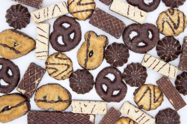 beyaz zemin üzerine çikolatalı kurabiye.