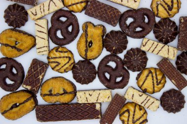 beyaz zemin üzerine çikolatalı kurabiye.