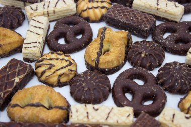 beyaz zemin üzerine çikolatalı kurabiye.