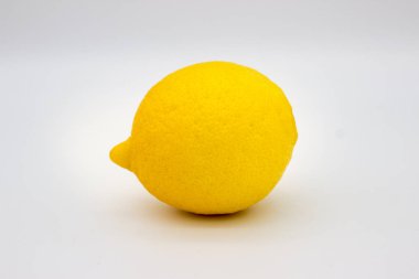 Beyaz bir arka plan üzerinde izole bir limon
