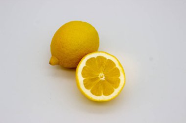 Bir limon ve beyaz zemin üzerine yarım limon izole imgesi
