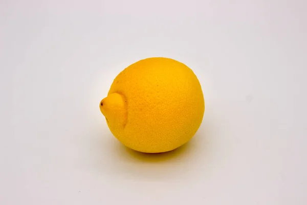 Een citroen geïsoleerd op een witte achtergrond — Stockfoto
