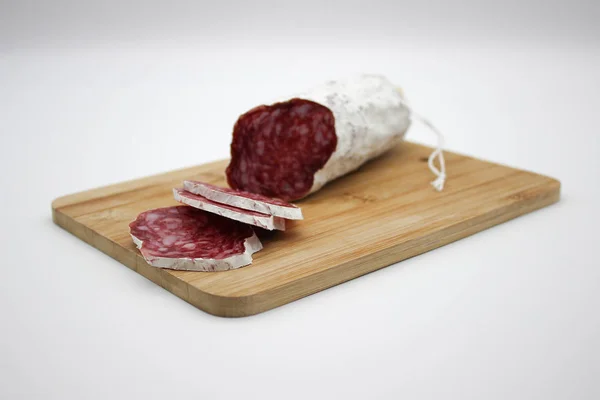 Fuet es un catalán delgado, curado en seco, salchicha de carne de cerdo en un Por —  Fotos de Stock