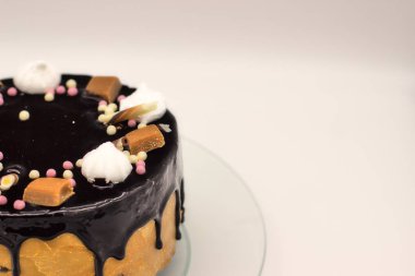 Hatmi, karamel, şeker ile ev yapımı çikolatalı kek