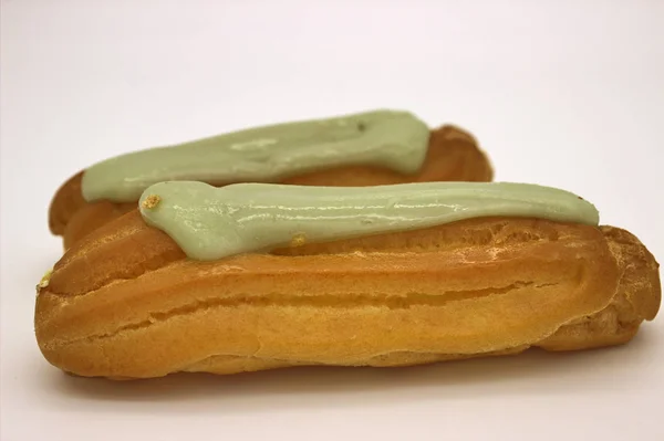 Dois Deliciosos Eclairs Pistácios. Uma imagem isolada nas costas brancas — Fotografia de Stock