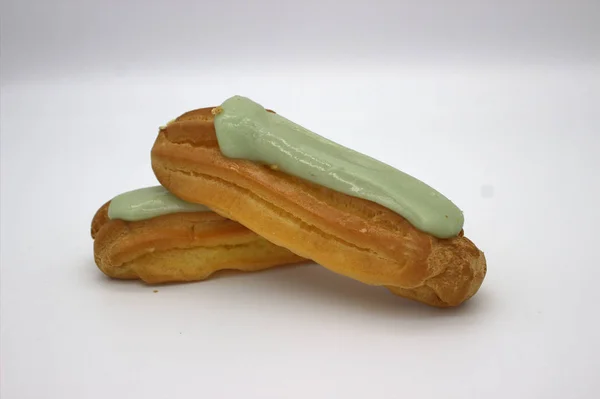 Dois Deliciosos Eclairs Pistácios. Uma imagem isolada nas costas brancas — Fotografia de Stock