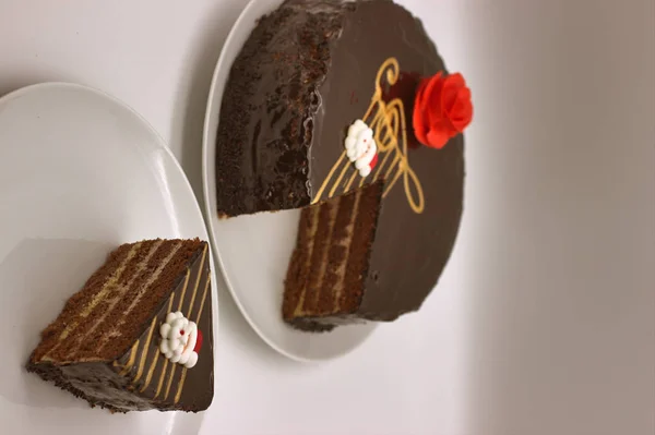 Schokoladenkuchen Auf Weißem Hintergrund Bild Von Oben Die Torte Ist — Stockfoto