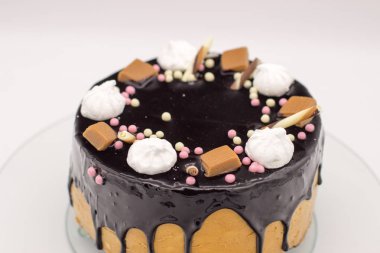 Hatmi, karamel, şeker ile ev yapımı çikolatalı kek