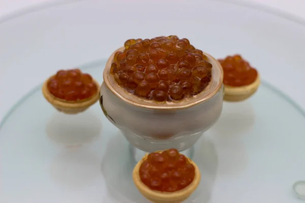 Luxury Red Caviar no vaso. Conceito de foto de alimentos . — Fotografia de Stock