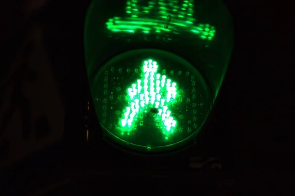 Grünlicht der Ampel auf dem Fußgängerüberweg in der f — Stockfoto