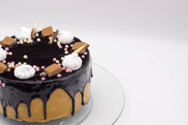 Hatmi, karamel, şeker ile ev yapımı çikolatalı kek