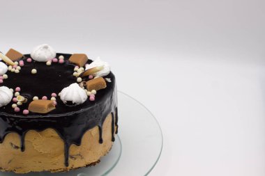 Hatmi, karamel, şeker ile ev yapımı çikolatalı kek